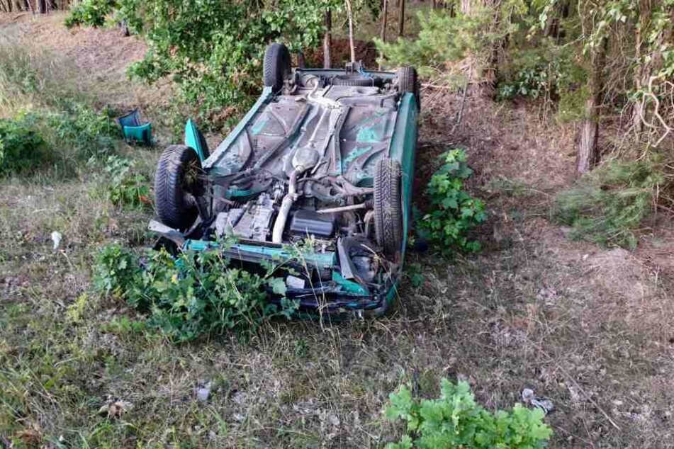 Das Auto blieb auf dem Dach liegen.