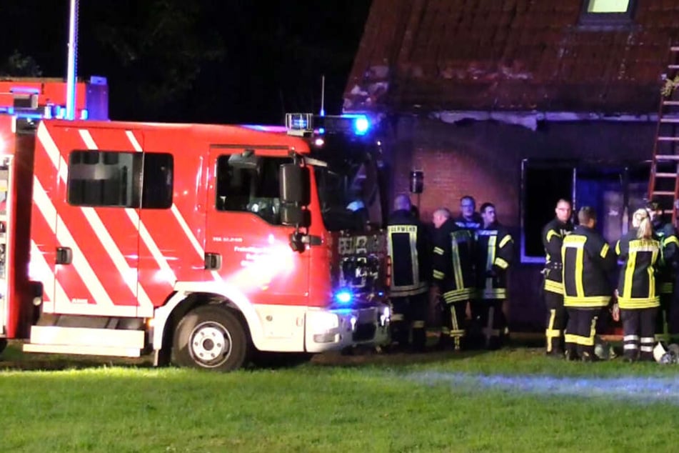Feuerwehrleute sind beim Brand im Seniorenwohnheim in Stollhamm im Einsatz.