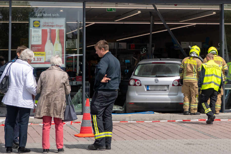 Eine Rentnerin ist mit ihrem Auto in eine Lidl-Filiale in München gekracht. Es gab Verletzte.