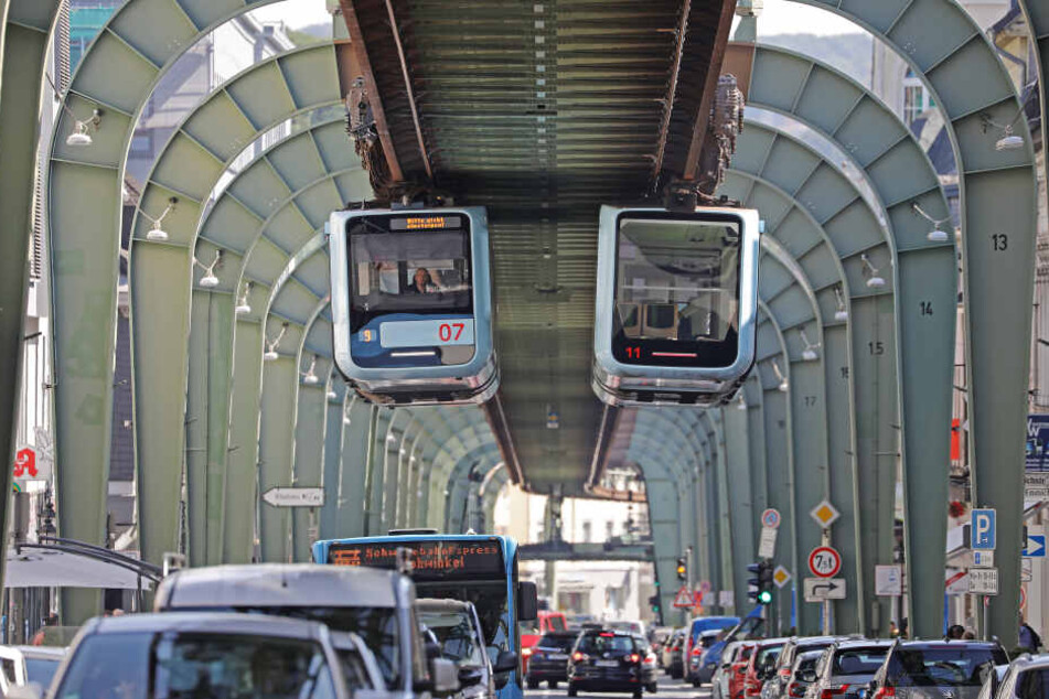 Die Wuppertaler Schwebebahn während der Fahrt.