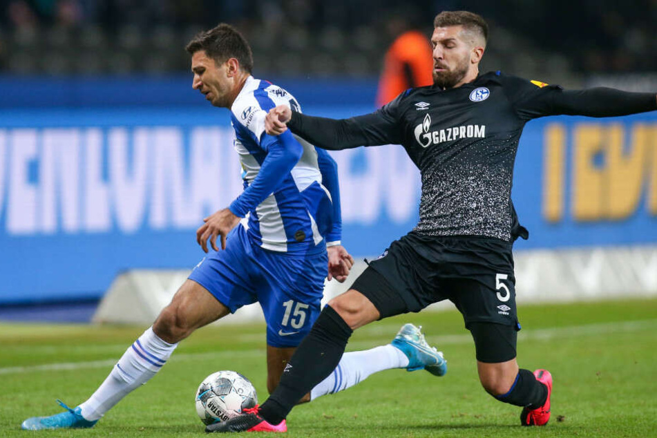 Berlins Marko Grujic (l.) kämpft gegen Matija Nastasic von Schalke 04 um den Ball.