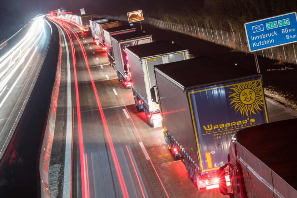 Lastwagen stehen auf der Autobahn A93 vor der bayerisch-österrreichischen Grenze in Fahrtrichtung Österreich im Stau.