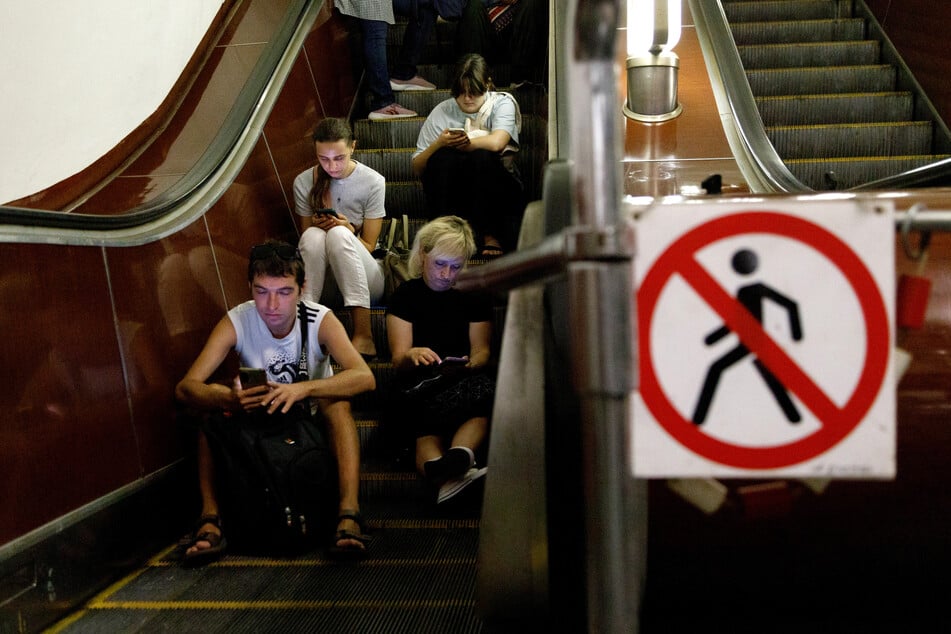 Tausende Menschen müssen in Metro-Stationen Schutz suchen.