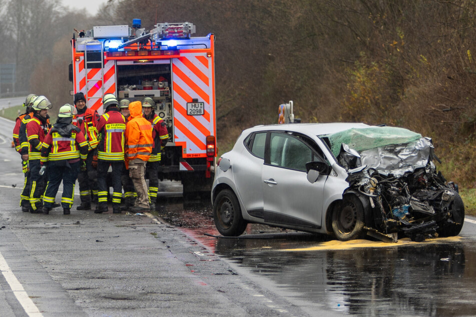 Tödlicher Unfall auf Landstraße: Renault-Fahrer kracht in Lastwagen und stirbt!