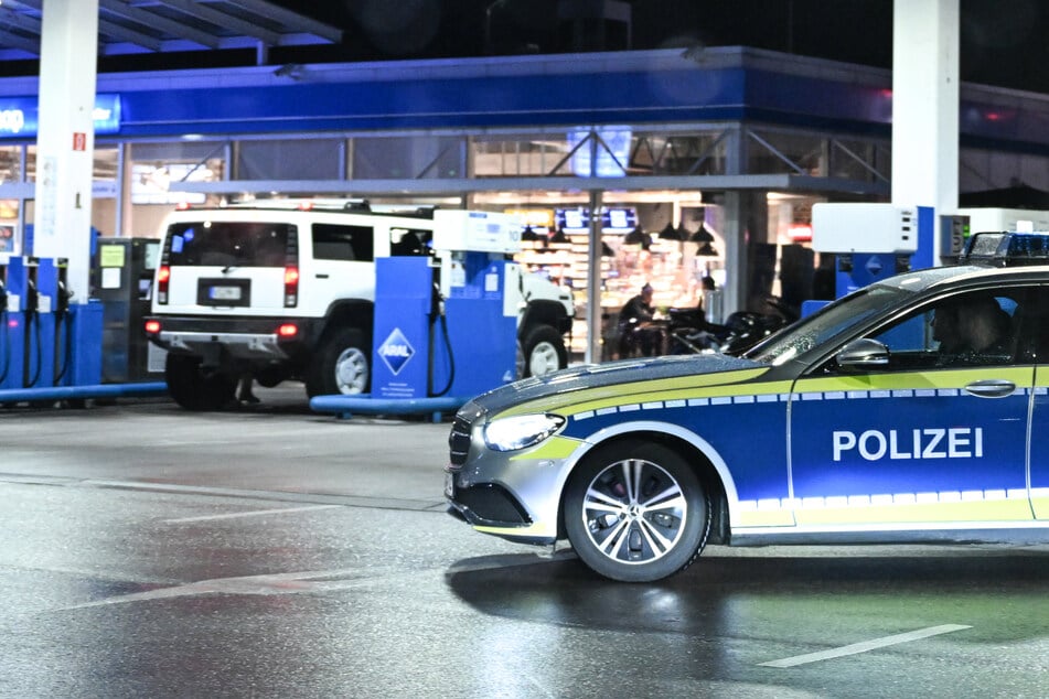 Tankstelle in Magdeburg ausgeraubt: Wer hat bewaffneten Täter gesehen?