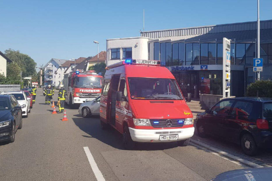 Die Feuerwehr sperrte Ende August eine Straße vor der Bank ab.