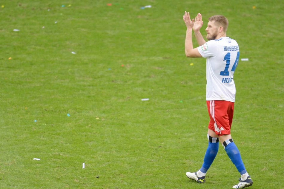 Aaron Hunt verlässt verletzt den Platz im Spiel gegen den FC St. Pauli.