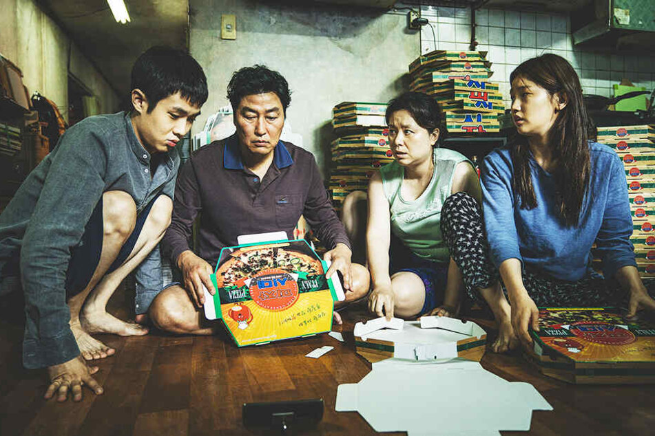 Die Familie Kim schlägt sich mit Gelegenheitsjobs durch, bis Ki-woo (l., Woo-sik Choi) Glück hat und bei reichen Leuten den Fuß in die Tür bekommt.