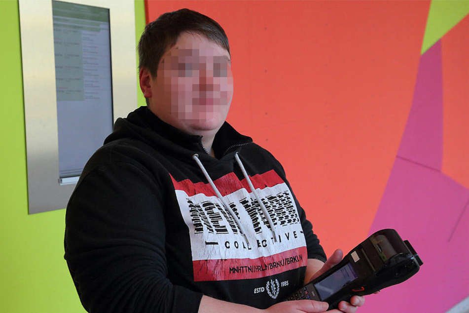 Kontrolleurin Katrin L. (29) ist wieder im Dienst, erhält Schmerzensgeld. Die Buslinie 70 meidet sie nach dem brutalen Angriff.