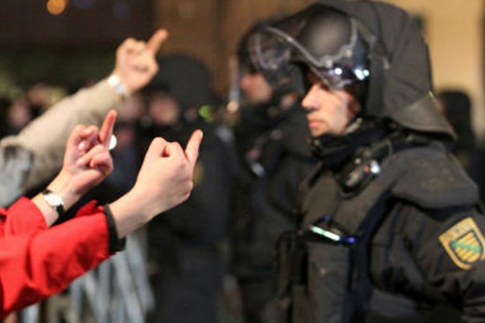 Eindeutige Geste: Neben Rechtsextremisten zählen Polizisten zu den Hauptfeinden der linksautonomen Szene.