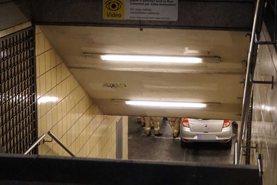 Der Renault Clio steht im U-Bahnhof.