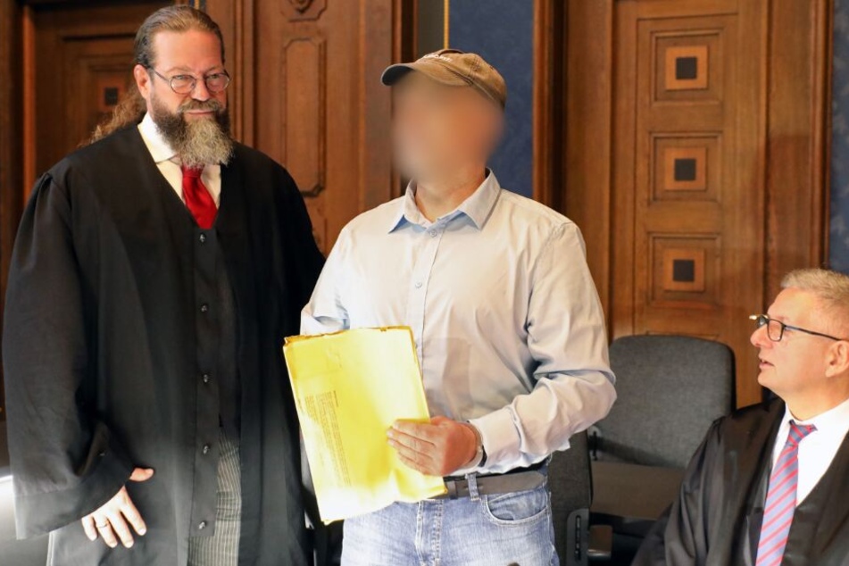 Robert Kain (l-r), Verteidiger, der Angeklagte, ein ehemaliges Mitglied des Spezialeinsatzkommandos (SEK), und Ullrich Knye, Verteidiger, warten im Gerichtssaal auf den Prozessbeginn.