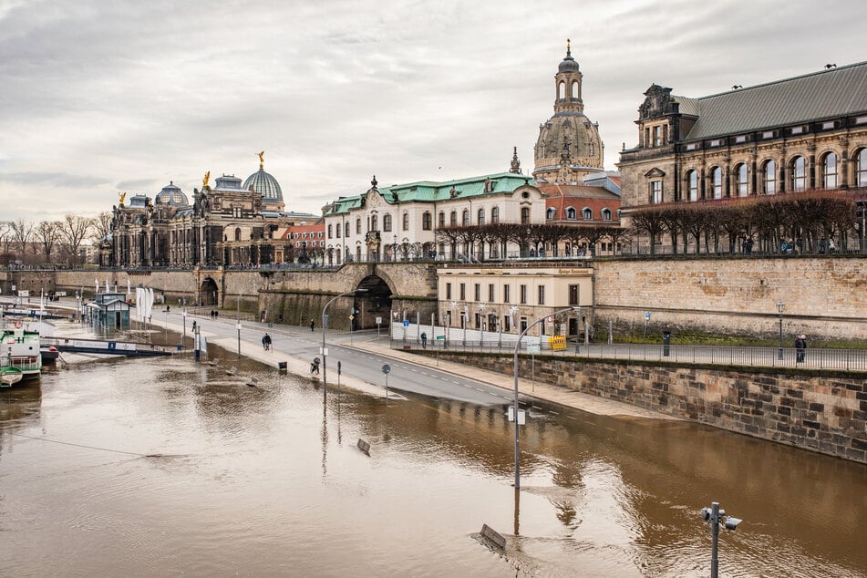 Derzeit steht das Terrassenufer in Dresden wieder unter Wasser.