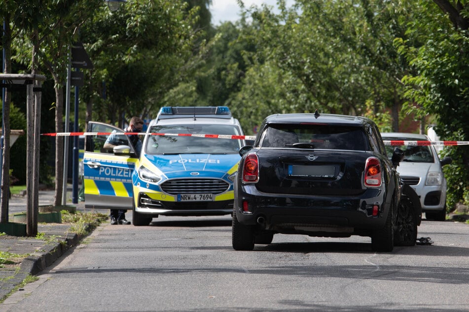 Die Polizei ist auf der A57 bei Düsseldorf im Einsatz, weil ein Mann mehrere Unfälle provoziert haben soll.