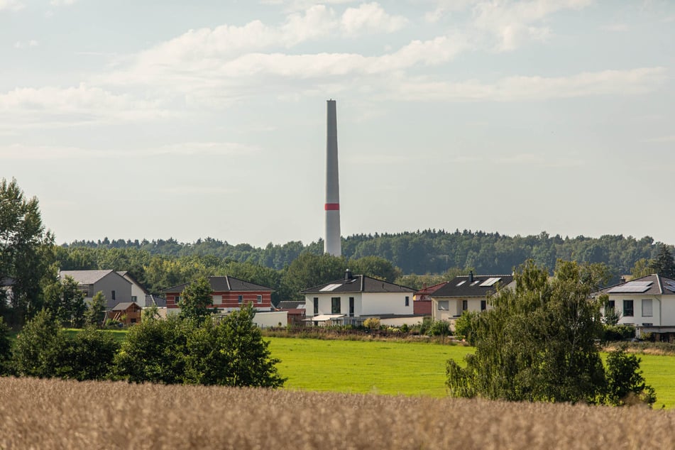 Die Windkraftanlage zwischen der A72 und einem Wohngebiet in Neukirchen (Erzgebirge) wächst in die Höhe. Schon bald soll das Windrad Strom für Tausende Haushalte produzieren.
