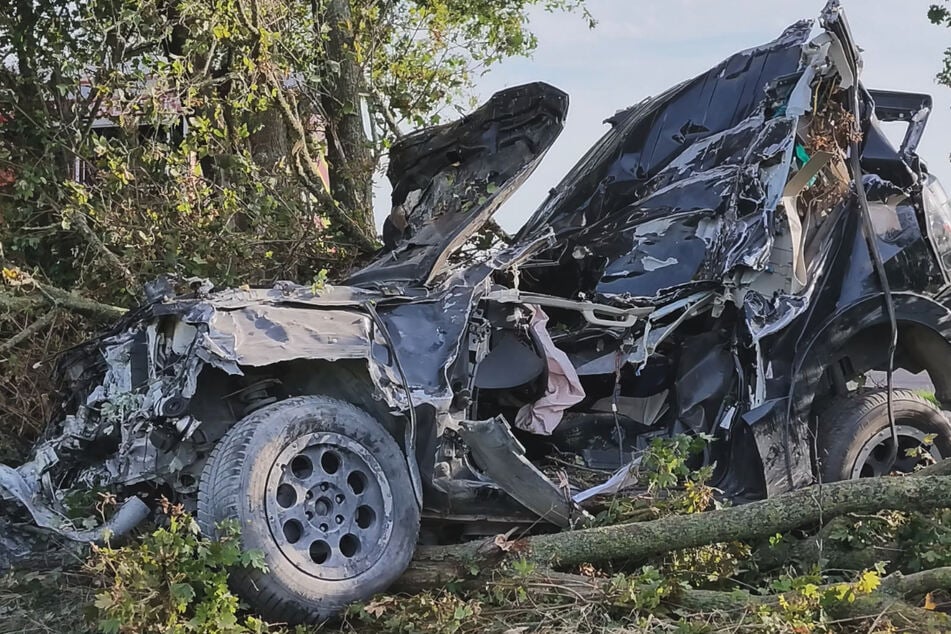 Tödlicher Unfall mit Geländewagen: Mann (†32) im brennenden Wrack eingeklemmt
