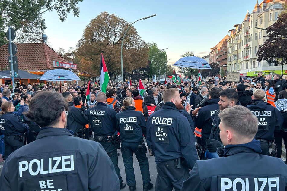 Die Berliner Polizei kommt bei pro-palästinensischen Demos nicht mehr hinterher, wie hier am gestrigen Samstag in Kreuzberg. Jetzt kommt Hilfe aus Sachsen.