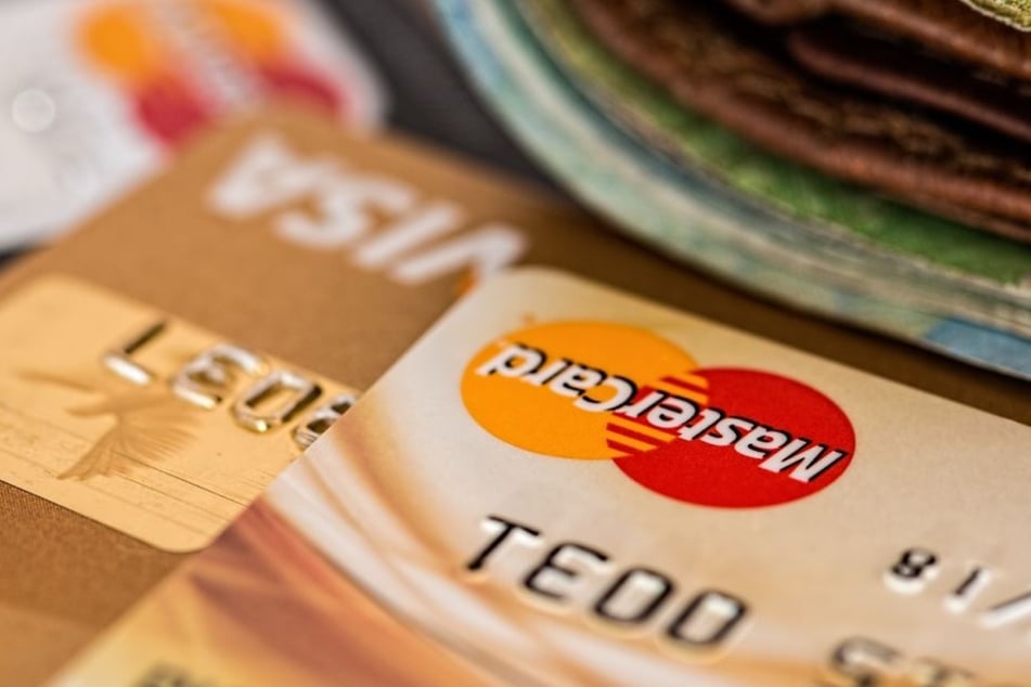 Banken und Regierungen machen bargeldlose Zahlungsmethoden schmackhaft.