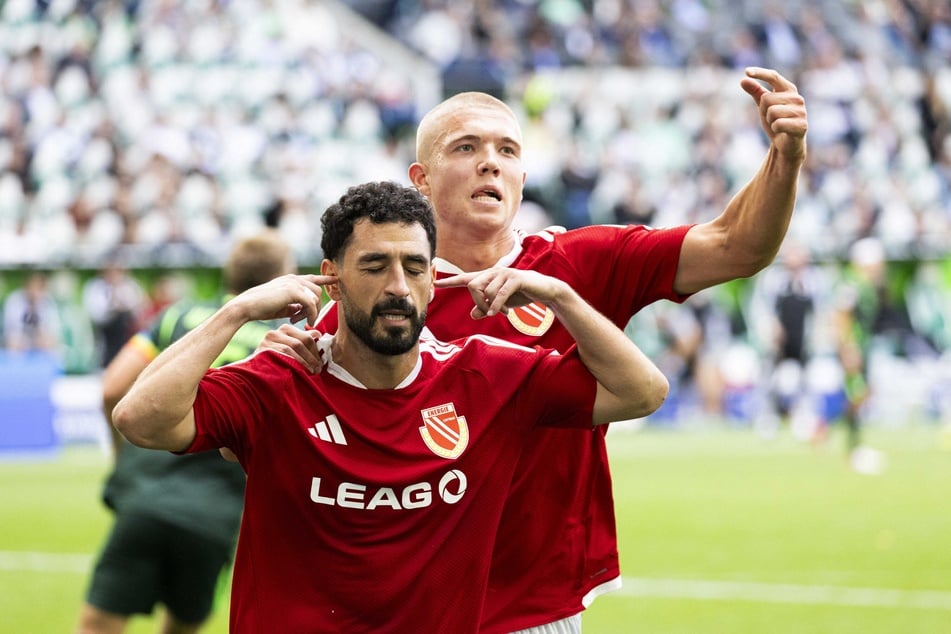 Tolcay Cigerci (l.) meldete sich in Wolfsburg auf seine Art und mit einem speziellen Tor-Jubel zurück.