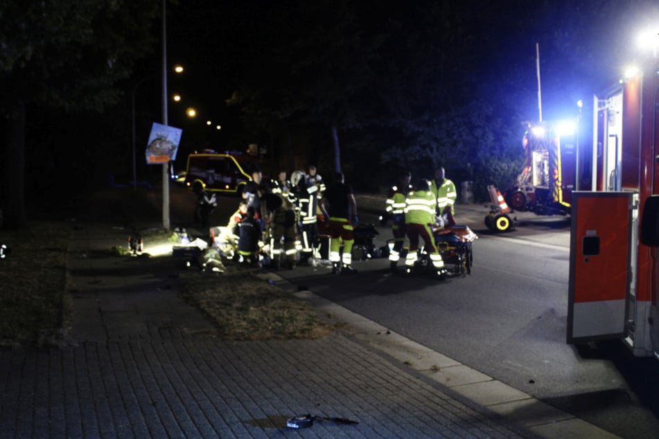 Tödlicher Unfall in NRW: Biker verliert Kontrolle über sein Motorrad und kracht gegen Straßenlaterne