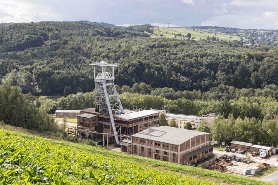 Fördertürme und Zechenanlagen prägen die hügelige Landschaft des Erzgebirges bis heute.