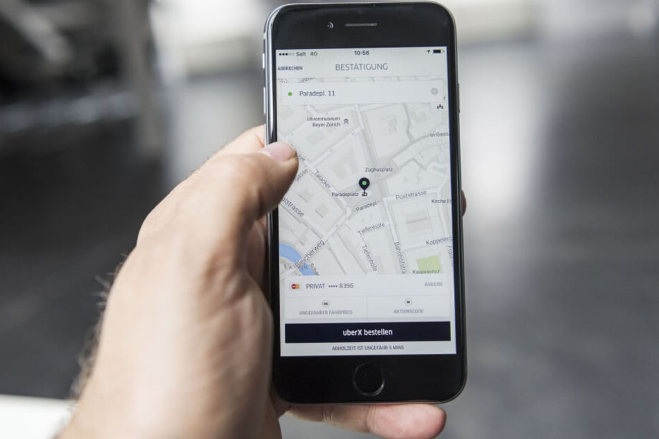 Die App von Uber, einem amerikanischen internationalen Verkehrsbetrieb, auf einem Smartphone.