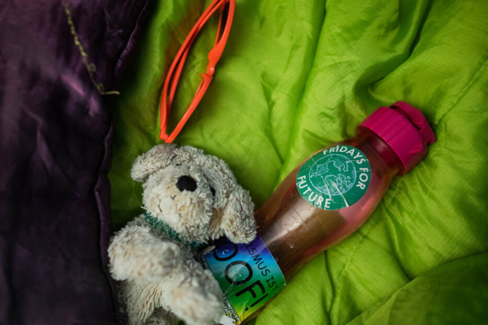 Einige Demonstranten haben ihre Teddys dabei.