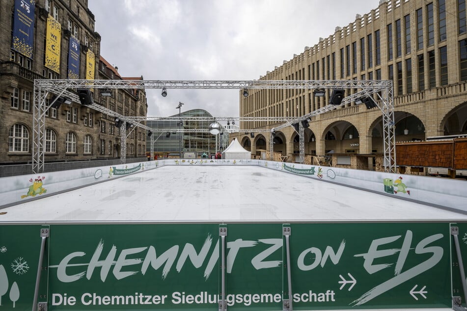 Die Eisbahn auf dem Neumarkt besteht vollständig aus Kunstschnee.