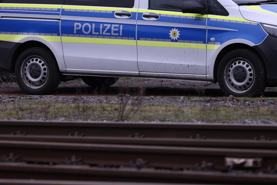 Zugverkehr auf sächsischer Bahnstrecke plötzlich unterbrochen: Polizei alarmiert!