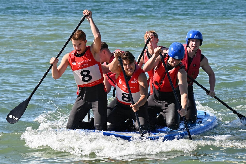 Beim Mega-SUP-Race müssen sechs Personen gleichzeitig auf einem Board um die schnellste Zeit paddeln.