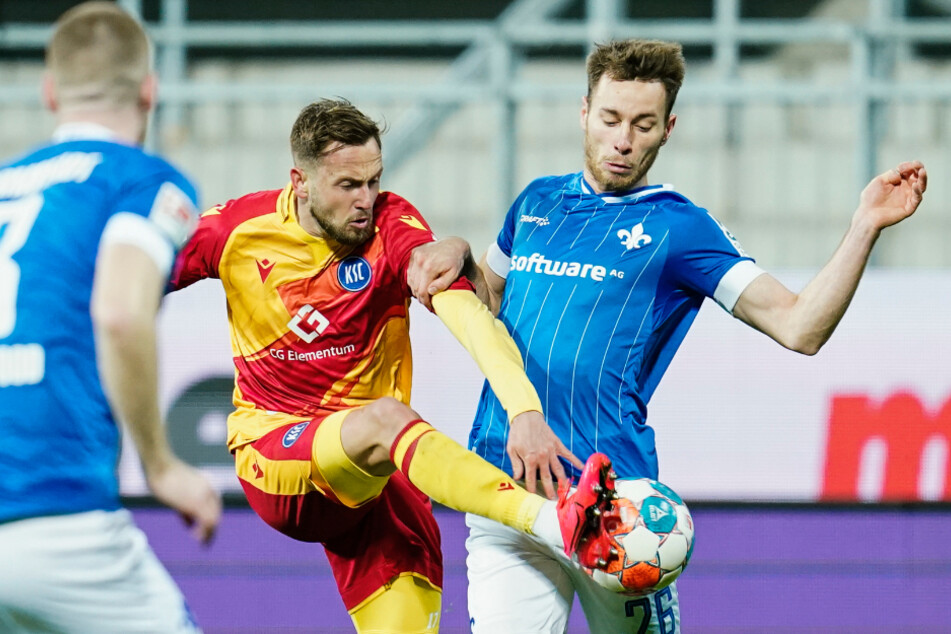 Der Karlsruher Lucas Cueto kommt vor Matthias Bader an den Ball: Gegen den Tabellenzweiten aus Südhessen hielten die Spieler des KSC ordentlich dagegen.