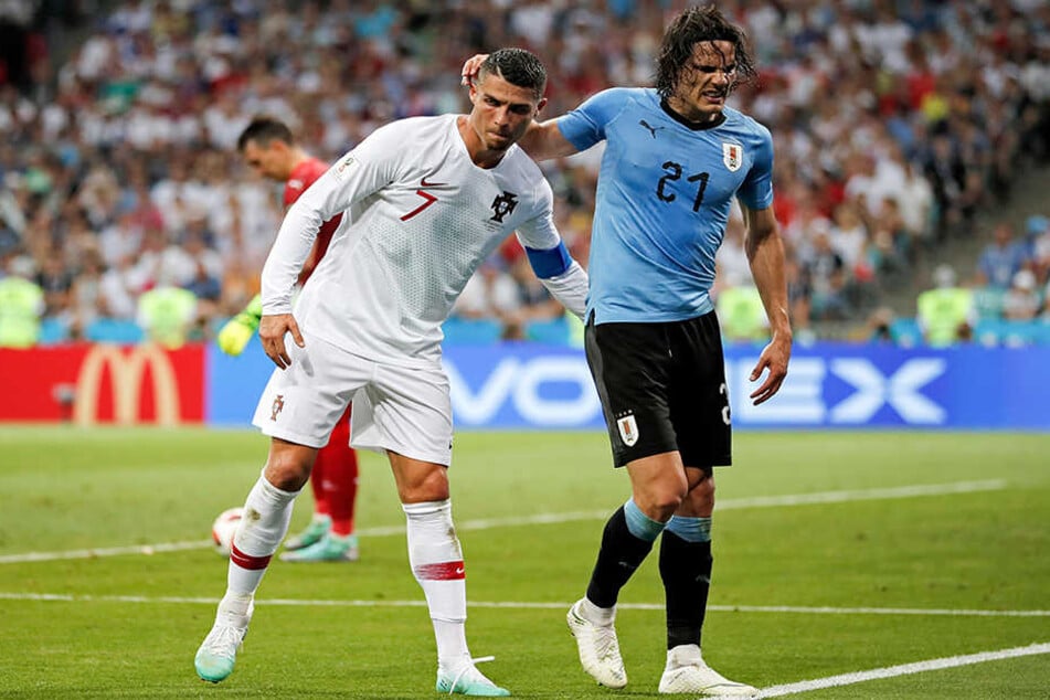 Das Bild, wie Ronaldo den angeschlagen Cavani beim 2:1-Sieg der Uruguayer stützt, um ihm von Platz zu bringen, scheint auch eine Geste des größten Respekts voreinander zu sein.