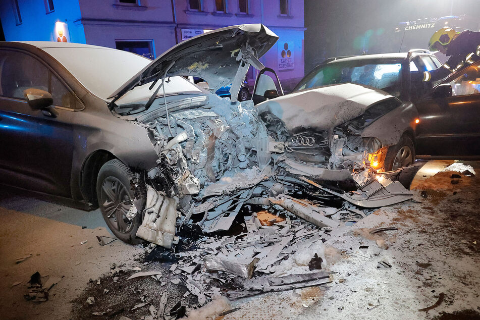 Völlig zerstört: Zwei Autos krachten am Donnerstagmorgen auf der Frankenberger Straße in Chemnitz zusammen.