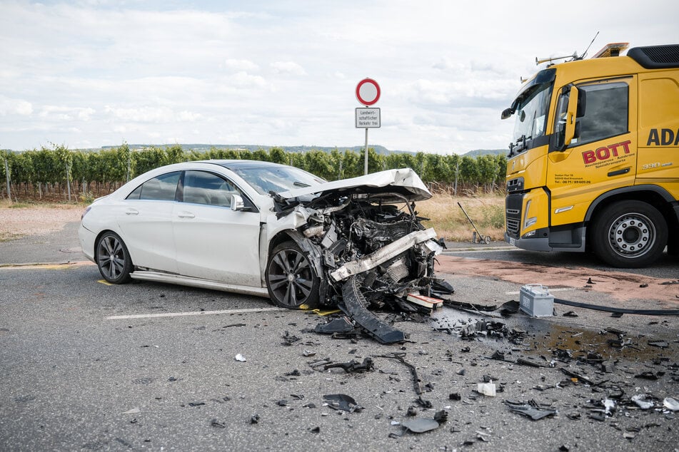 Auf der B41 sind zwei Autos frontal zusammengestoßen.