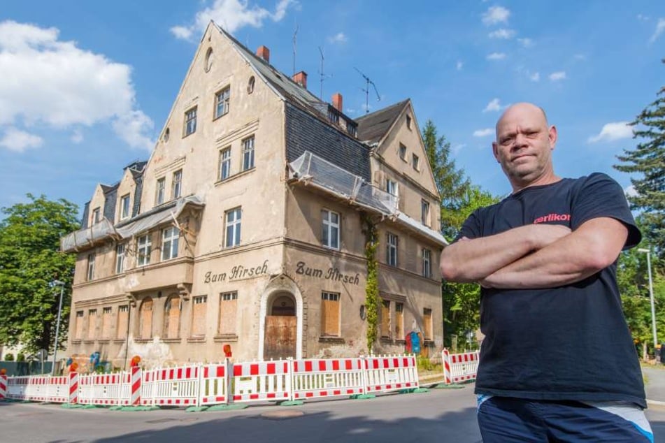 Anwohner Joachim Paulig ist vom ehemaligen Gasthaus "Zum Hirsch" genervt. Wenn es nach ihm ginge, sollte das Gebäude abgerissen werden. 