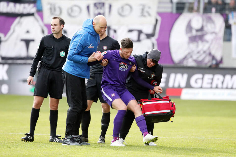 Dennis Kempe musste in der ersten Hälfte verletzt vom Platz.