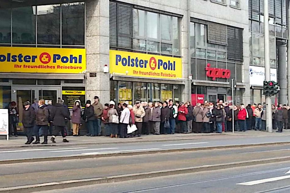 Menschen, wohin das Auge schaut. Die Innenstadt-Filiale von Polster und Pohl ist umlagert.