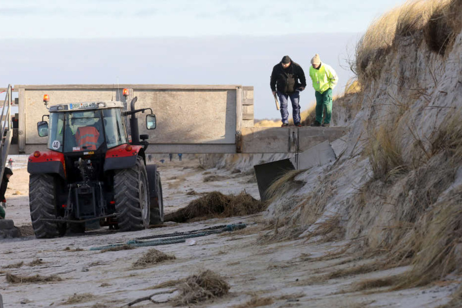 Der Zugang zur Seebrücke in Graal-Müritz wurde von der Sturmflut unterspült.