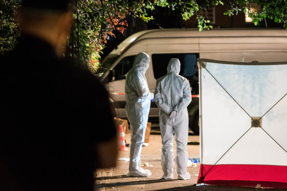 Polizisten untersuchen nach dem Mord den Tatort. (Archivbild)