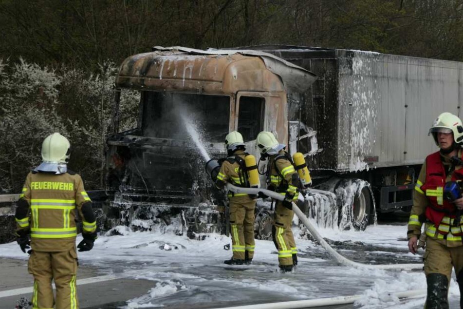 Auf der A14 ist am Dienstag ein Lkw in Flammen aufgegangen.