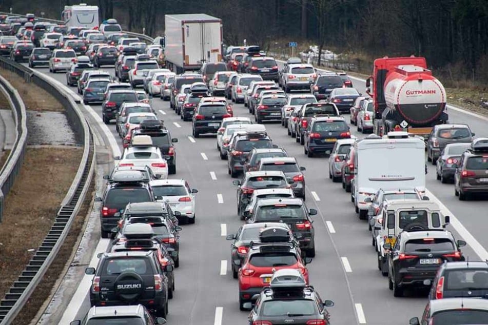 Der Polizist erkannte einen Stau wohl zu spät. (Symbolbild)