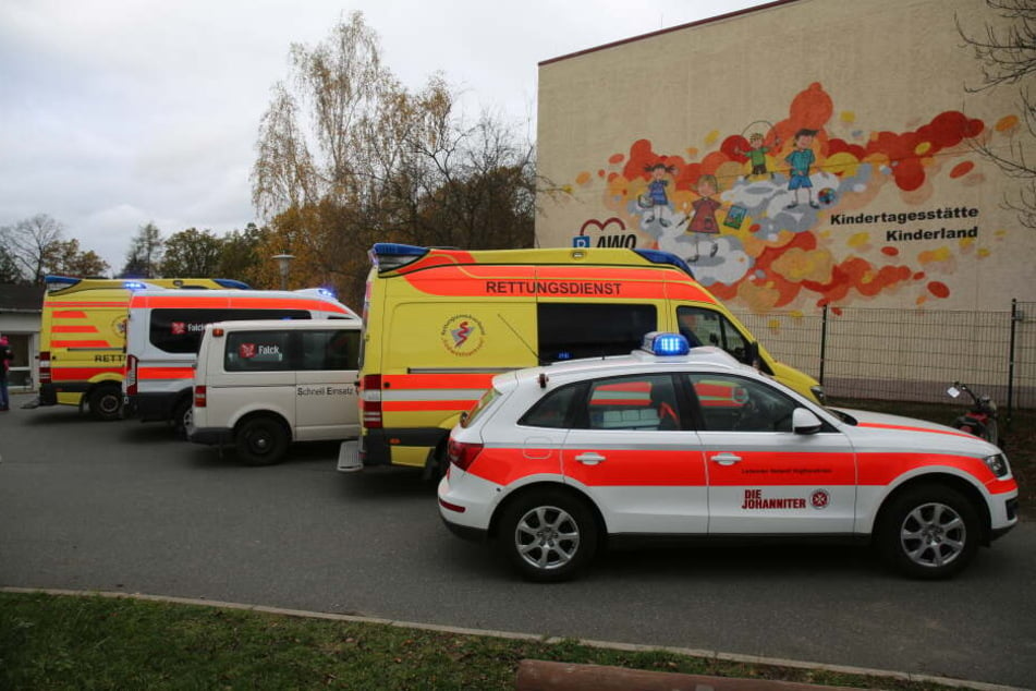 Großeinsatz für die Rettungskräfte in der Kita: 16 Kleinkinder kamen ins Krankenhaus.