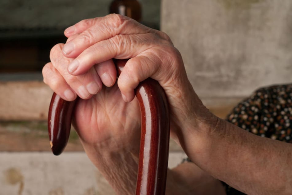 Mit mehreren Messerstichen wurde die Seniorin umgebracht (Symbolfoto).