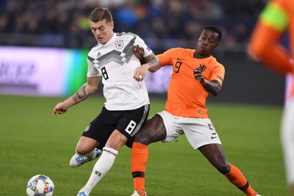 Quincy Promes (30, r.) im Duell mit Toni Kroos (32) bei einem Nations-League-Spiel zwischen Deutschland und der Niederlande im November 2018.