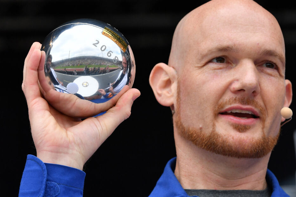 Alexander Gerst, ESA-Astronaut, präsentiert eine Zeitkapsel auf der Bühne in der Arena Erfurt bei der DLR-Raumfahrt-Show des Deutschen Zentrums für Luft- und Raumfahrt. (Archivbild)