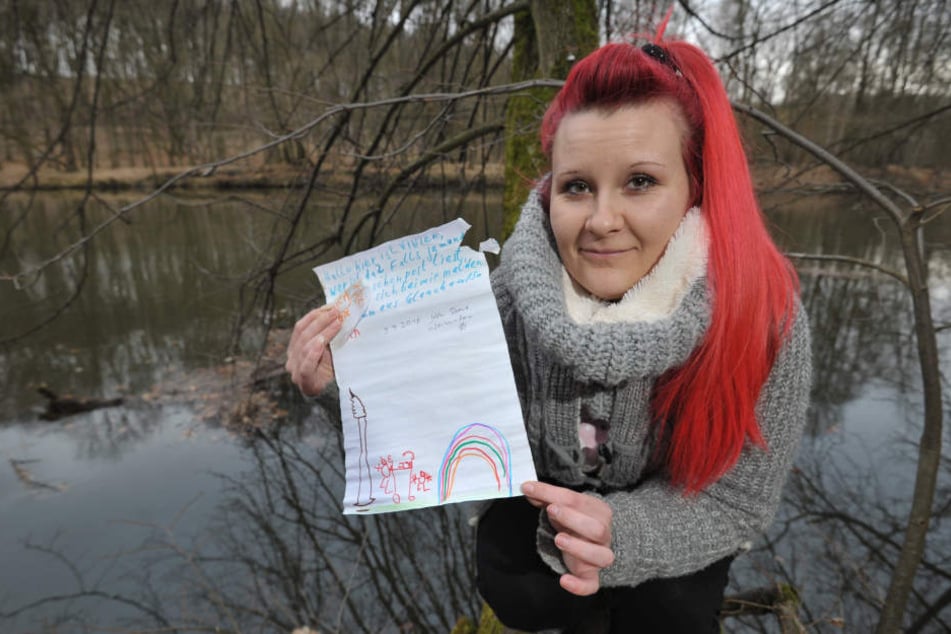 In Penig fischte Olivia Semper (27) die Flaschenpost aus der Mulde.
