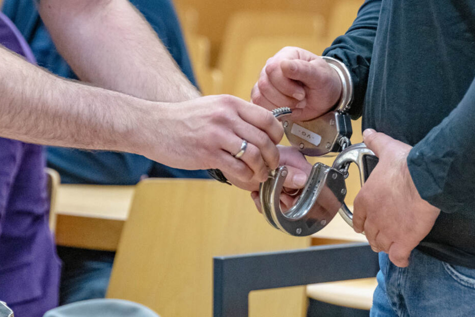 Ein 57 Jahre alter Mann wurde zu zwei Jahren und acht Monaten Gefängnis verurteilt. (Symbolbild)