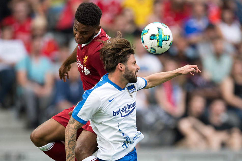 Herthas Marvin Plattenhardt (r) und Liverpools Dominic Solanke kämpfen um den Ball.