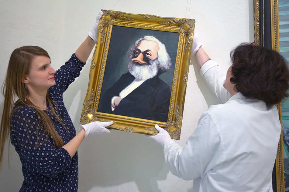 Museumspädagogin Marleen Dietz (27, l.) und Museologin Birgit Mix (52) hängen "Karl Duck" - angelehnt an Karl Marx - auf.