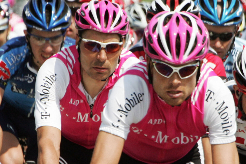 Ullrich und Erik Zabel (53, hinter Ullrich) waren die Vorzeige-Radprofis vom ehemaligen Team T-Mobile. (Archivbild)